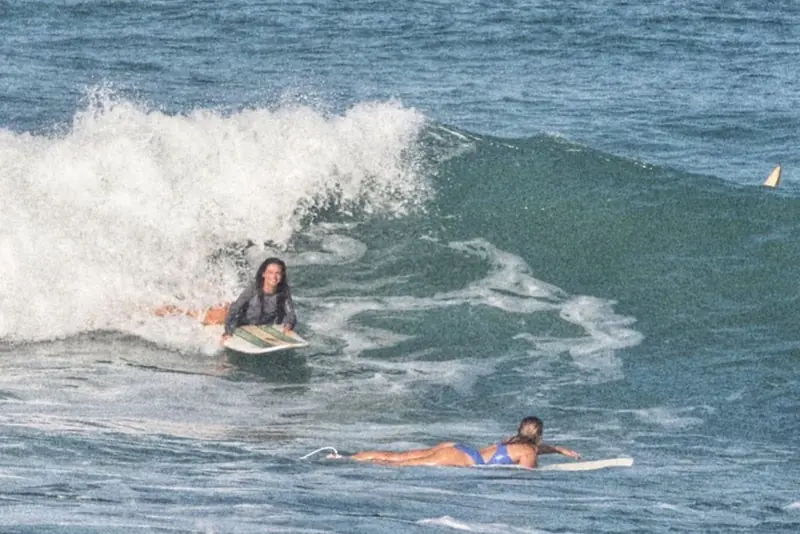 Dos surfistas remando junto a la espuma en Santa Teresa